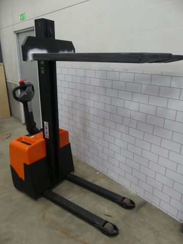 836199-14 Electric industrial truck BT HWE 100