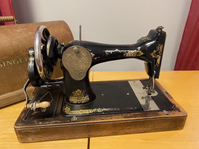849932-7 Singer Sewing Machine from 1924