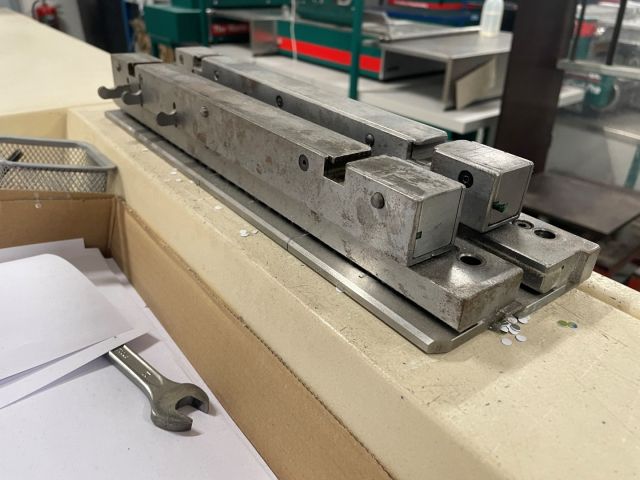 847986-10 Hole punch James Burn Alphadoc Lhermite P33