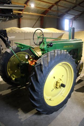 812048-8 Veteran Tractor John Deere Model A -1947