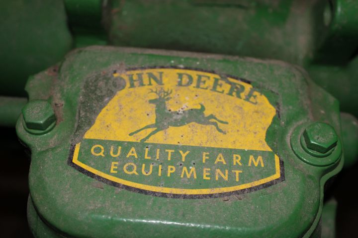 812048-12 Veteran Tractor John Deere Model A -1947