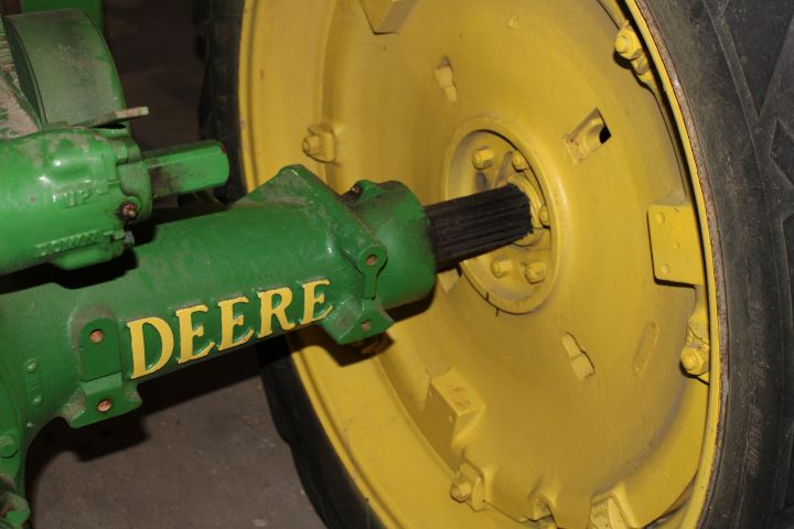 812048-18 Veteran Tractor John Deere Model A -1947