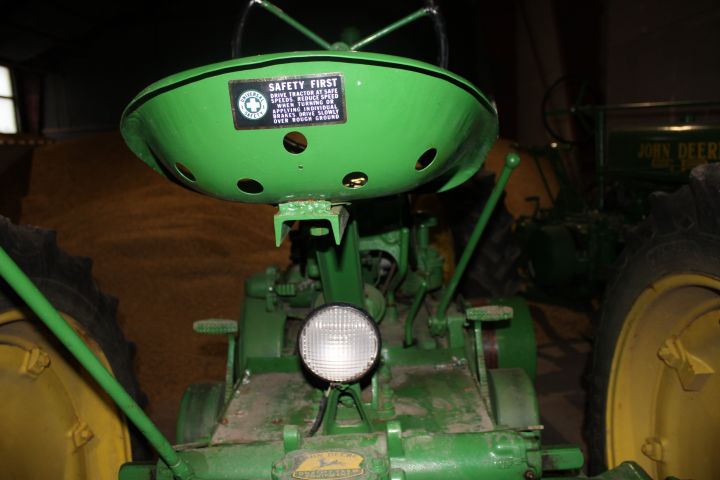 812048-20 Veteran Tractor John Deere Model A -1947