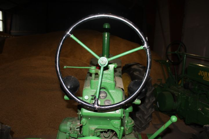 812048-21 Veteran Tractor John Deere Model A -1947