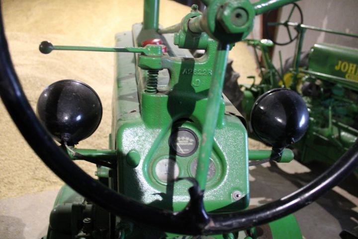 812048-25 Veteran Tractor John Deere Model A -1947