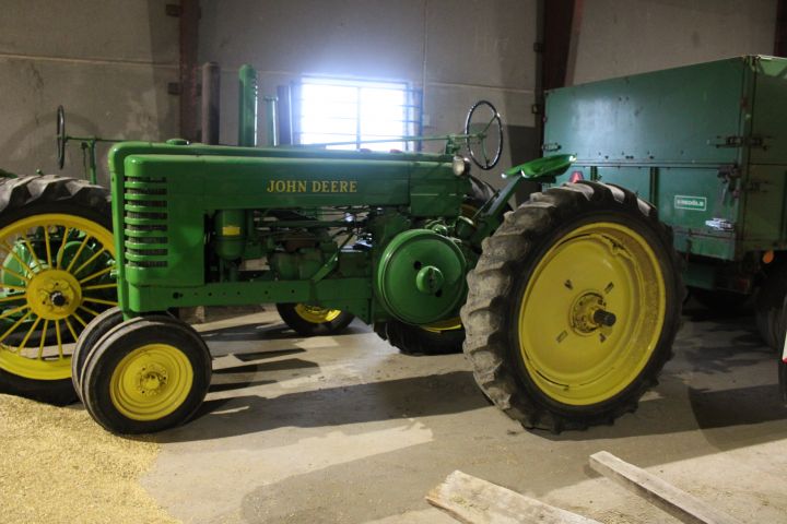 812048-5 Veteran Tractor John Deere Model A -1947