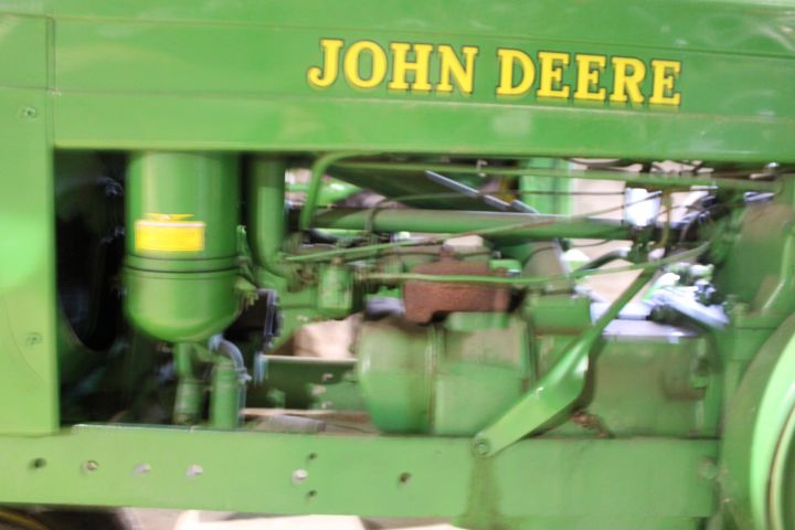 812048-28 Veteran Tractor John Deere Model A -1947