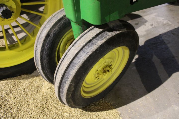 812048-29 Veteran Tractor John Deere Model A -1947