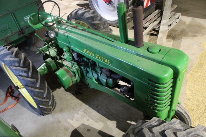 812048-10 Veteran Tractor John Deere Model A -1947