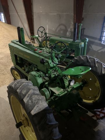 812048-7 Veteran Tractor John Deere Model A -1947