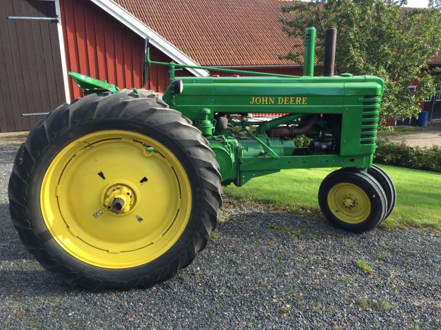 812048-4 Veteran Tractor John Deere Model A -1947