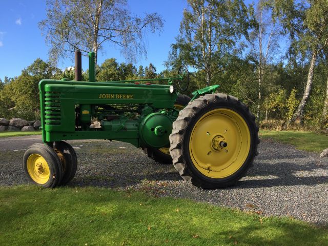 812048-2 Veteran Tractor John Deere Model A -1947