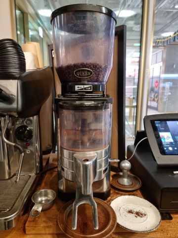 851562-3 Coffee Queen