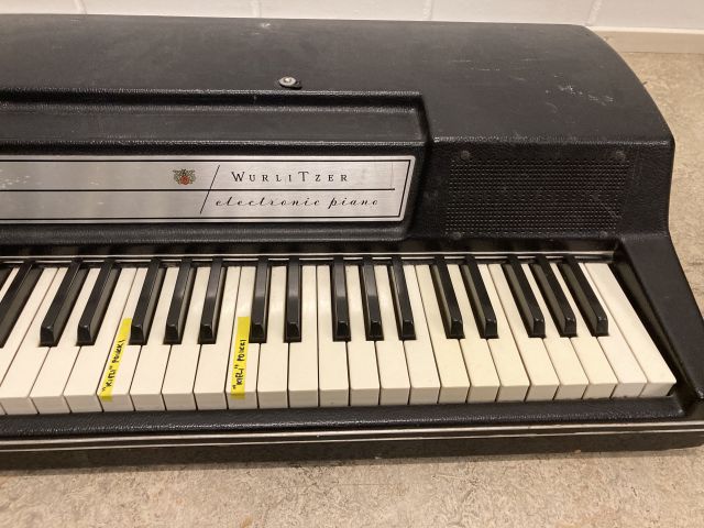851336-4 Wurlitzer 200A (needs repair / vaatii korjausta)