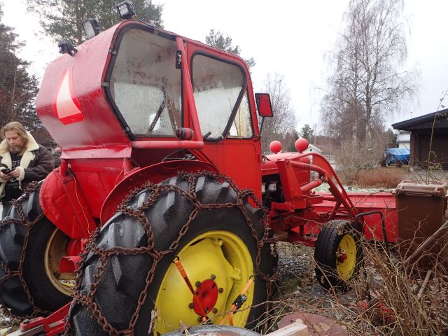 752072-3 David Brown with front loader