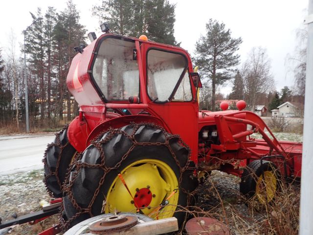 752072-4 David Brown with front loader