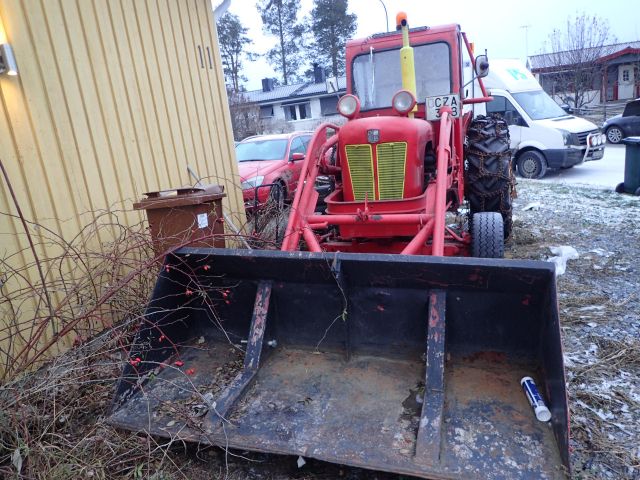 752072-5 David Brown with front loader
