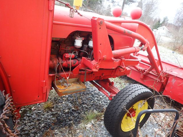 752072-26 David Brown with front loader