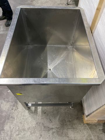 851978-3 Rostfri  rejäl balja på hjul, ca 90x70x90cm. Innerdjup 50 cm