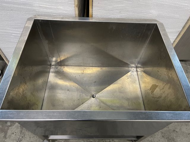 851978-4 Rostfri  rejäl balja på hjul, ca 90x70x90cm. Innerdjup 50 cm