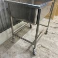 851983-2 Stor rejäl rostfri balja på hjul ca 90x60x90cm