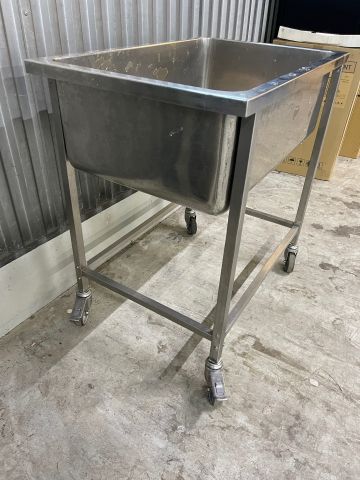 851983-2 Stor rejäl rostfri balja på hjul ca 90x60x90cm