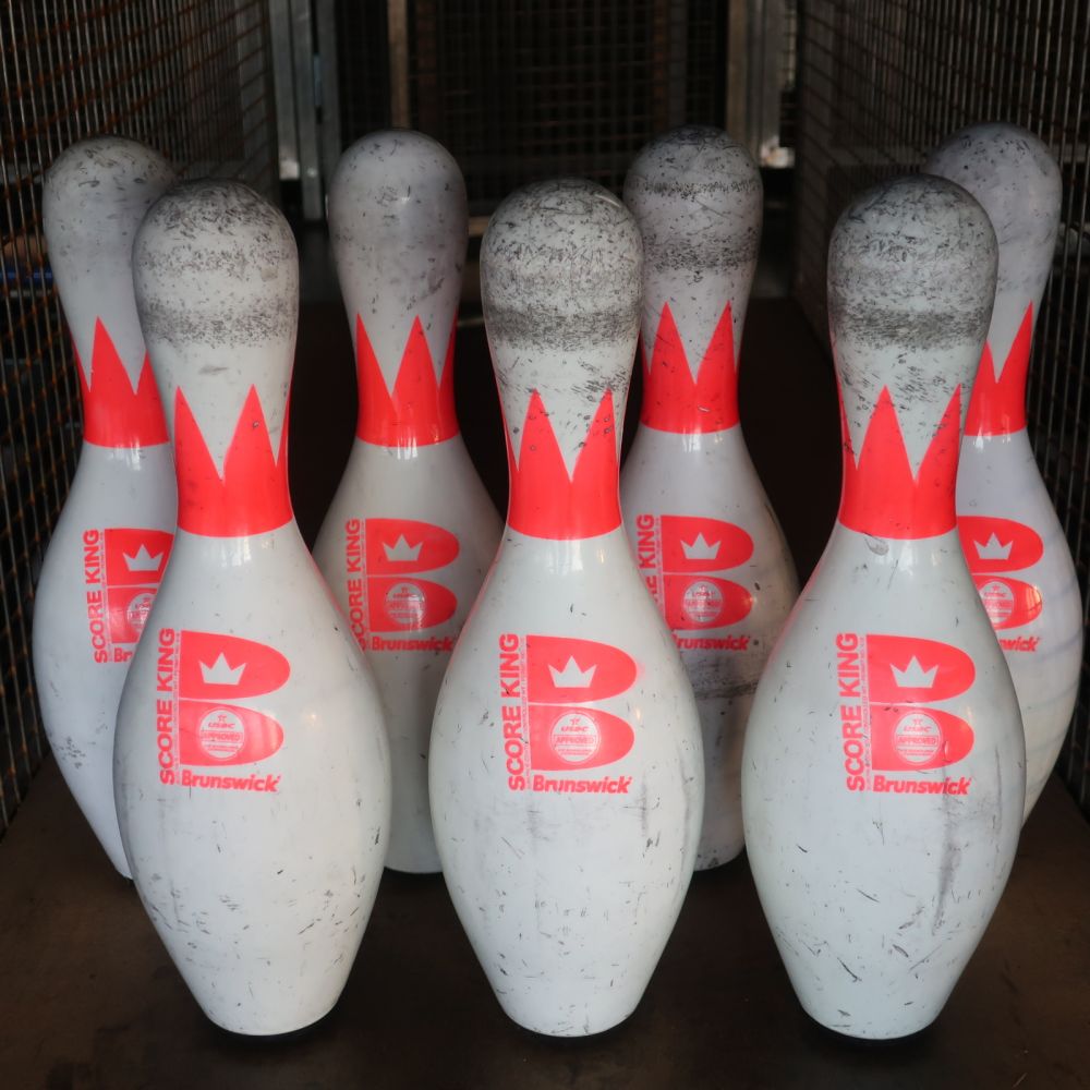 About 300 bowling pins - Brunswick Score King | PS Auction