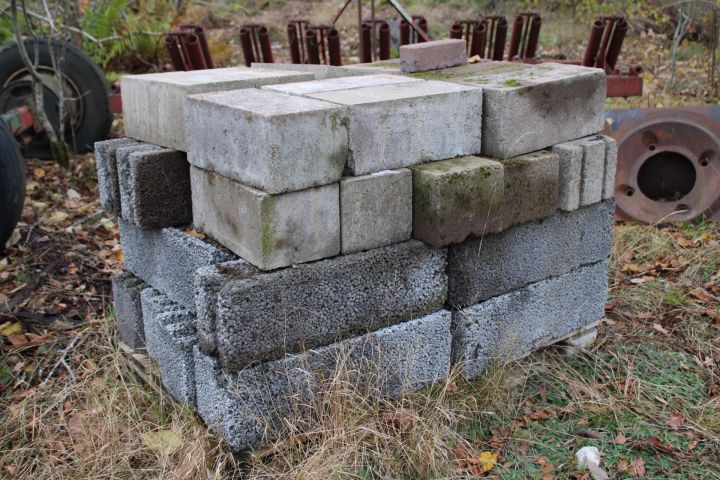 794675-1 Stool with brick and leca masonry blocks