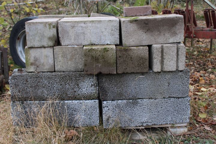 794675-2 Stool with brick and leca masonry blocks