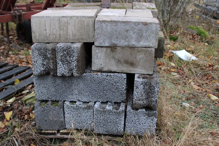 794675-3 Stool with brick and leca masonry blocks