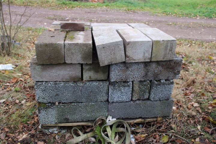 794675-4 Stool with brick and leca masonry blocks
