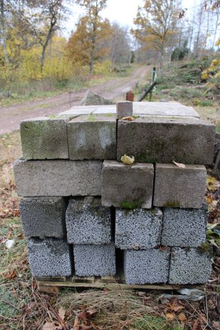 794675-5 Stool with brick and leca masonry blocks