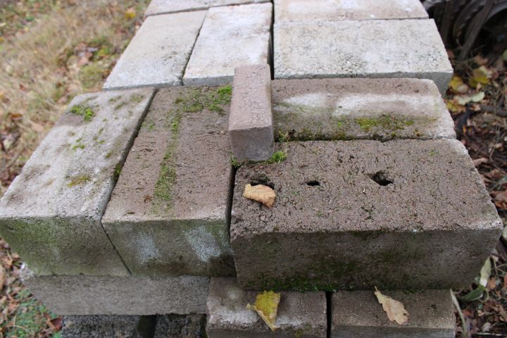 794675-6 Stool with brick and leca masonry blocks