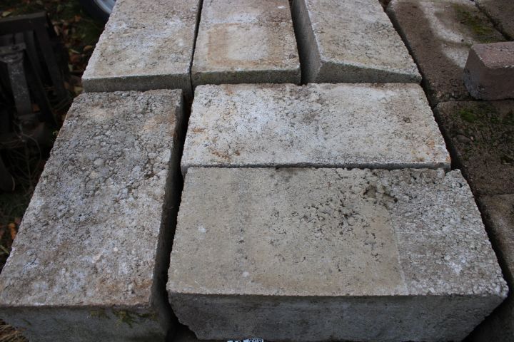 794675-7 Stool with brick and leca masonry blocks