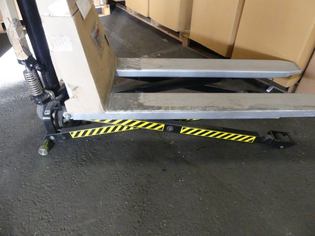 836239-2 Höglyftande pallvagn  "Saxlift "