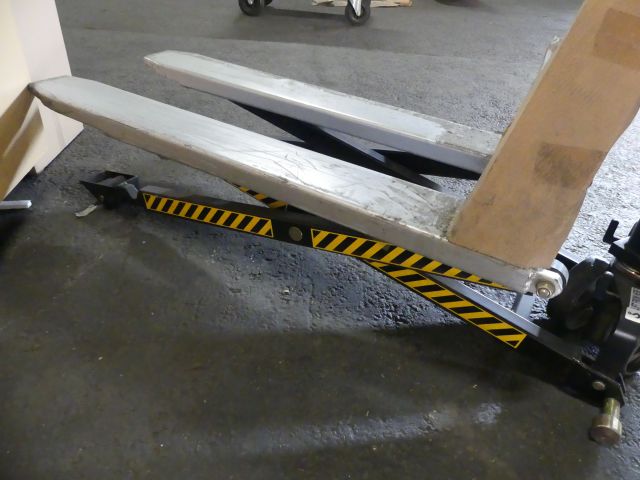 836239-6 Höglyftande pallvagn  "Saxlift "