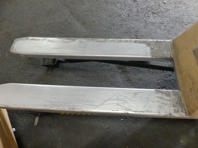 836239-8 Höglyftande pallvagn  "Saxlift "