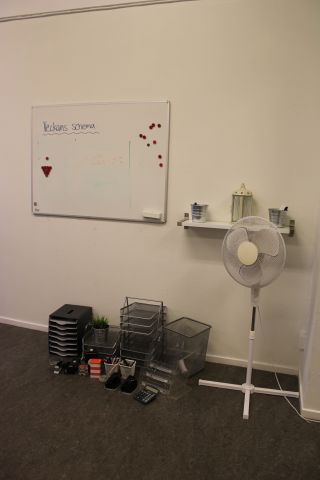 794698-1 Kontorstillbehör - Whiteboard, tidningsställ, brevkorgar, golvfläkt m.m.