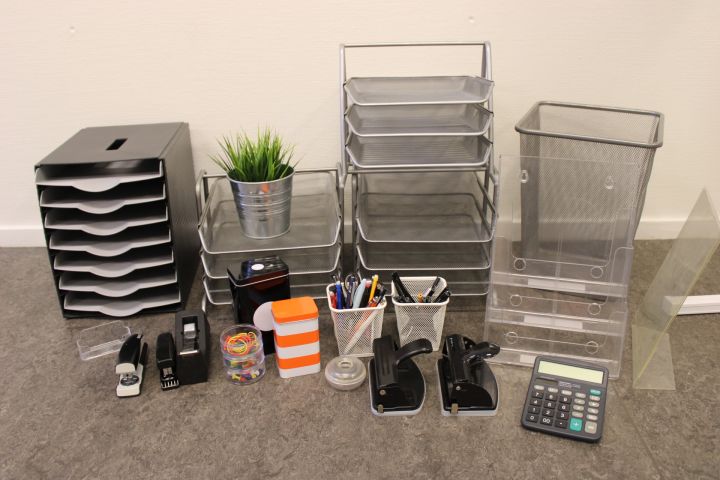 794698-3 Kontorstillbehör - Whiteboard, tidningsställ, brevkorgar, golvfläkt m.m.