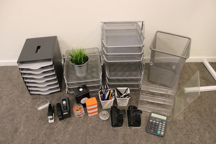 794698-4 Kontorstillbehör - Whiteboard, tidningsställ, brevkorgar, golvfläkt m.m.