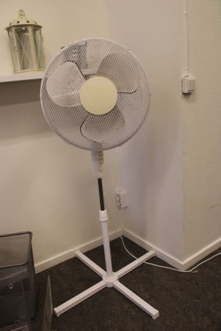 794698-5 Kontorstillbehör - Whiteboard, tidningsställ, brevkorgar, golvfläkt m.m.