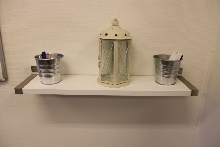 794698-6 Kontorstillbehör - Whiteboard, tidningsställ, brevkorgar, golvfläkt m.m.