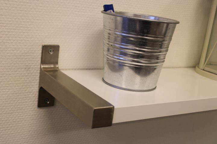 794698-7 Kontorstillbehör - Whiteboard, tidningsställ, brevkorgar, golvfläkt m.m.