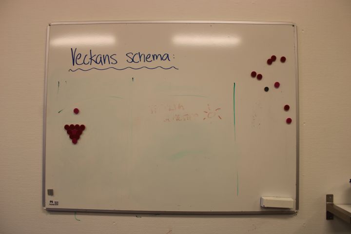 794698-8 Kontorstillbehör - Whiteboard, tidningsställ, brevkorgar, golvfläkt m.m.