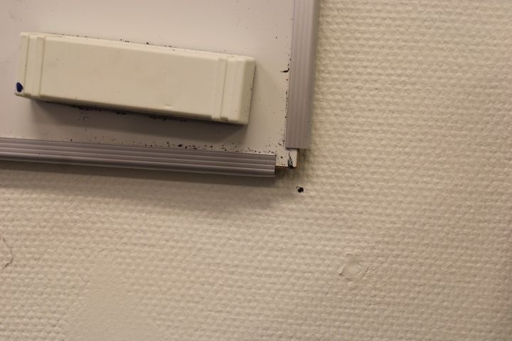 794698-9 Kontorstillbehör - Whiteboard, tidningsställ, brevkorgar, golvfläkt m.m.