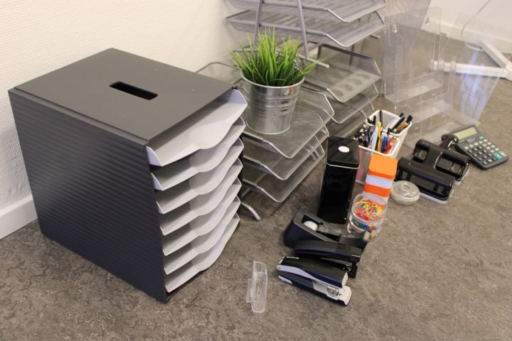 794698-10 Kontorstillbehör - Whiteboard, tidningsställ, brevkorgar, golvfläkt m.m.