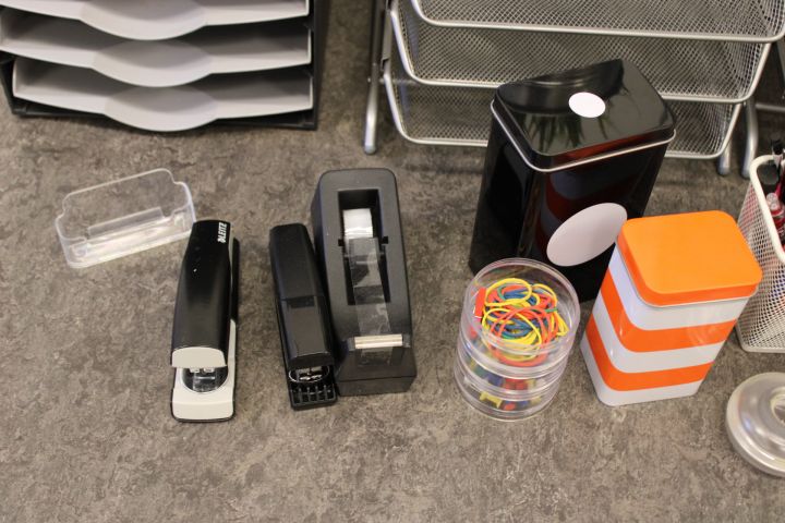 794698-11 Kontorstillbehör - Whiteboard, tidningsställ, brevkorgar, golvfläkt m.m.