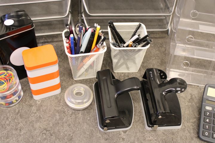 794698-12 Kontorstillbehör - Whiteboard, tidningsställ, brevkorgar, golvfläkt m.m.