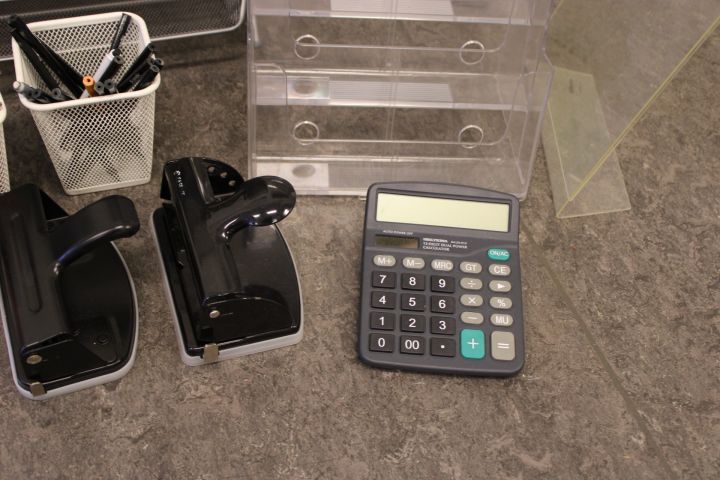 794698-13 Kontorstillbehör - Whiteboard, tidningsställ, brevkorgar, golvfläkt m.m.