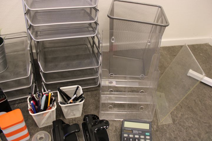 794698-14 Kontorstillbehör - Whiteboard, tidningsställ, brevkorgar, golvfläkt m.m.